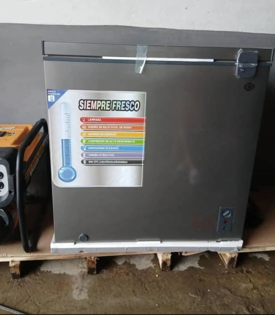 Nevera de 7 pies nueva en su caja, marca EKO