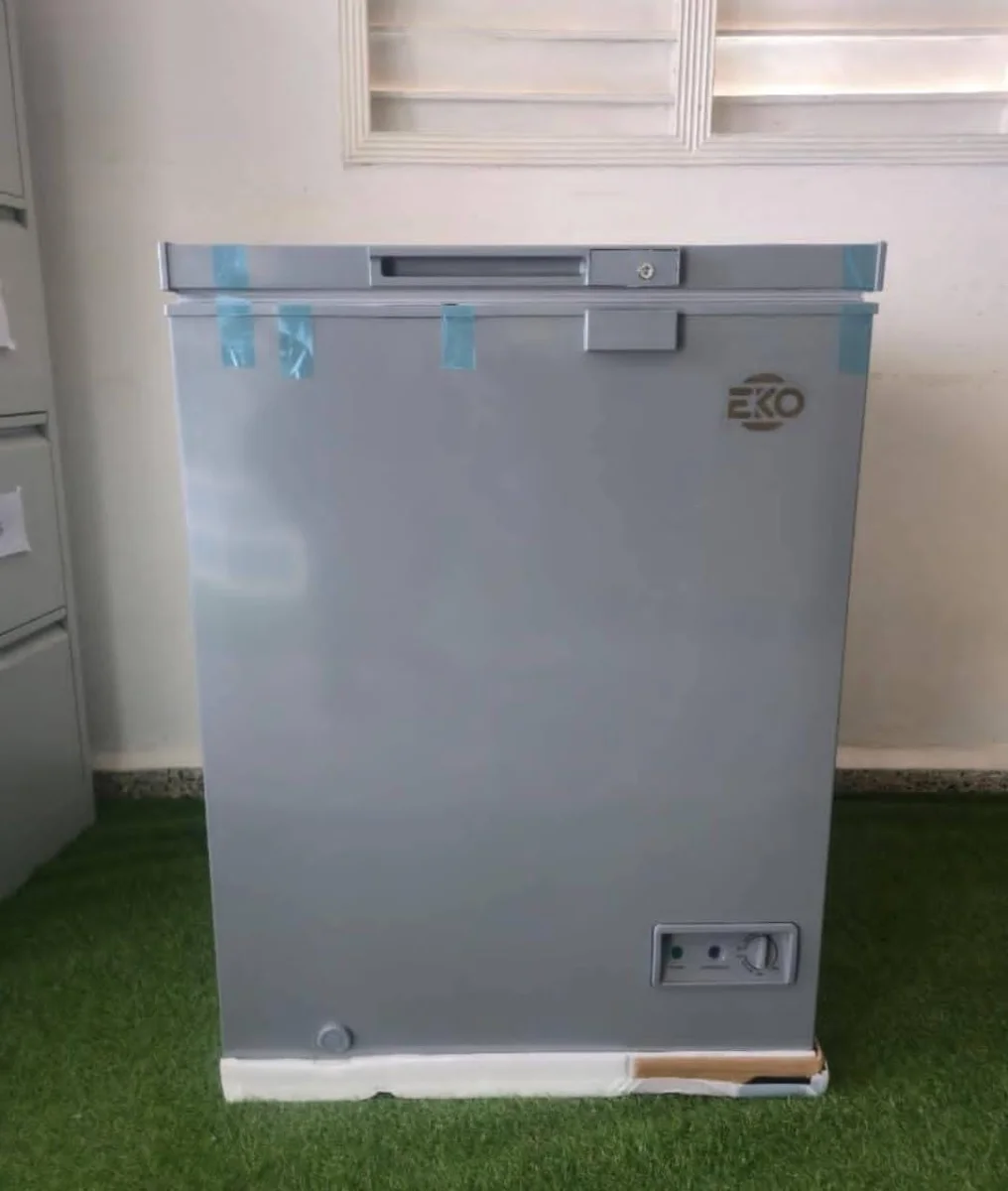 Nevera de 5 pies nueva en su caja, marca EKO